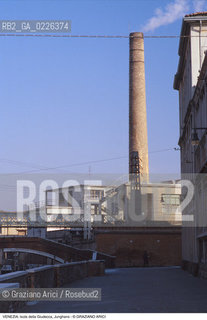 Localizzazione:..VENEZIA / ISOLA DELLA GIUDECCA..Oggetto:..Soggetto:..JUNGHANS / FABBRICA DI OROLOGI / ARCHEOLOGIA INDUSTRIALE..Cronologia: ..XX SECOLO..Definizione Culturale:..   Autore:....   Stile:..   Editori/Stampatori:..   Committenza:..Materia e Tecnica:....Collocazione:..Note:..CALLI CAMPI E PONTI..Riproduzione Fotografica:..Copyright:..Graziano Arici/Rosebud2 .Data:..1983..Costo:..A