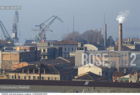 Localizzazione:..VENEZIA / ISOLA DELLA GIUDECCA..Oggetto:..Soggetto:..JUNGHANS / FABBRICA DI OROLOGI / CANTIERI NAVALI / ARCHEOLOGIA INDUSTRIALE..Cronologia: ..XX SECOLO..Definizione Culturale:..   Autore:....   Stile:..   Editori/Stampatori:..   Committenza:..Materia e Tecnica:....Collocazione:..Note:..CALLI CAMPI E PONTI..Riproduzione Fotografica:..Copyright:..Graziano Arici/Rosebud2 .Data:..1983..Costo:..A