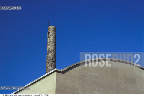 Localizzazione:..VENEZIA / ISOLA DELLA GIUDECCA..Oggetto:..Soggetto:..JUNGHANS / FABBRICA DI OROLOGI / ARCHEOLOGIA INDUSTRIALE..Cronologia: ..XX SECOLO..Definizione Culturale:..   Autore:....   Stile:..   Editori/Stampatori:..   Committenza:..Materia e Tecnica:....Collocazione:..Note:..CALLI CAMPI E PONTI..Riproduzione Fotografica:..Copyright:..Graziano Arici/Rosebud2 .Data:..1983..Costo:..A