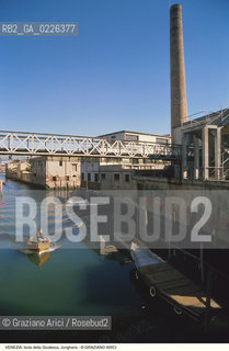 Localizzazione:..VENEZIA / ISOLA DELLA GIUDECCA..Oggetto:..Soggetto:..JUNGHANS / FABBRICA DI OROLOGI / ARCHEOLOGIA INDUSTRIALE..Cronologia: ..XX SECOLO..Definizione Culturale:..   Autore:....   Stile:..   Editori/Stampatori:..   Committenza:..Materia e Tecnica:....Collocazione:..Note:..CALLI CAMPI E PONTI..Riproduzione Fotografica:..Copyright:..Graziano Arici/Rosebud2 .Data:..1983..Costo:..A