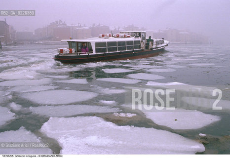 Localizzazione:..VENEZIA..Oggetto:..Soggetto:..GHIACCIO IN LAGUNA / MOTOSCAFO ACTV SACCA S. GIROLAMO..Cronologia: ....Definizione Culturale:..   Autore:....   Stile:..   Editori/Stampatori:..   Committenza:..Materia e Tecnica:....Collocazione:..Note:..INVERNO..Riproduzione Fotografica:..Copyright:..Graziano Arici/Rosebud2 .Data:..1986..Costo:..A