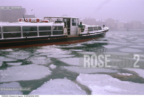 Localizzazione:..VENEZIA..Oggetto:..Soggetto:..GHIACCIO IN LAGUNA / MOTOSCAFO ACTV SACCA S. GIROLAMO..Cronologia: ....Definizione Culturale:..   Autore:....   Stile:..   Editori/Stampatori:..   Committenza:..Materia e Tecnica:....Collocazione:..Note:..INVERNO..Riproduzione Fotografica:..Copyright:..Graziano Arici/Rosebud2 .Data:..1986..Costo:..A