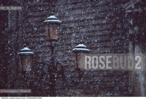 Localizzazione:..VENEZIA..Oggetto:..Soggetto:..LAMPIONI SOTTO LA NEVE..Cronologia: ....Definizione Culturale:..   Autore: ....   Stile:..   Editori/Stampatori:..   Committenza:..Materia e Tecnica:....Collocazione:..Note:..INVERNO..Riproduzione Fotografica:..Copyright:..Graziano Arici/Rosebud2 .Data:..1992..Costo:..A