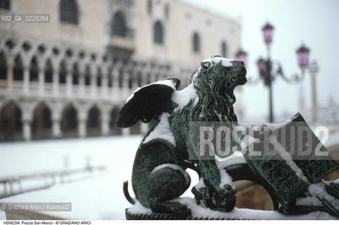 Localizzazione:..VENEZIA / S. MARCO..Oggetto:..Soggetto:..LEONE SULLA LOGGIA DEL SANSOVINO / NEVE ..Cronologia: ....Definizione Culturale:..   Autore:....   Stile:..   Editori/Stampatori:..   Committenza:..Materia e Tecnica:..BRONZO..Collocazione:..Note:..INVERNO..Riproduzione Fotografica:..Copyright:..Graziano Arici/Rosebud2 .Data:..1990..Costo:..A