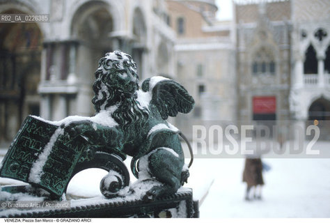 Localizzazione:..VENEZIA / S. MARCO..Oggetto:..Soggetto:..LEONE SULLA LOGGIA DEL SANSOVINO / NEVE ..Cronologia: ....Definizione Culturale:..   Autore:....   Stile:..   Editori/Stampatori:..   Committenza:..Materia e Tecnica:..BRONZO..Collocazione:..Note:..INVERNO..Riproduzione Fotografica:..Copyright:..Graziano Arici/Rosebud2 .Data:..1990..Costo:..A