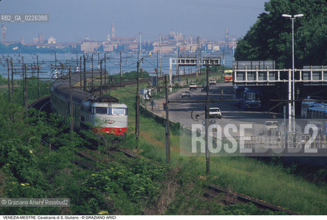 Localizzazione:..VENEZIA / MESTRE..Oggetto:..Soggetto:..CAVALCAVIA DI S. GIULIANO E VIA DELLA LIBERTA / TRENO AUTOMOBILI..Cronologia: ....Definizione Culturale:..   Autore: ....   Stile:..   Editori/Stampatori:..   Committenza:..Materia e Tecnica:..Collocazione:..Note:..CALLI CAMPI E PONTI..Riproduzione Fotografica:..Copyright:..Graziano Arici/Rosebud2 .Data:..1990..Costo:..A