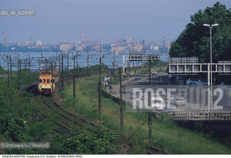 Localizzazione:..VENEZIA / MESTRE..Oggetto:..Soggetto:..CAVALCAVIA DI S. GIULIANO E VIA DELLA LIBERTA / TRENO AUTOMOBILI..Cronologia: ....Definizione Culturale:..   Autore: ....   Stile:..   Editori/Stampatori:..   Committenza:..Materia e Tecnica:..Collocazione:..Note:..CALLI CAMPI E PONTI..Riproduzione Fotografica:..Copyright:..Graziano Arici/Rosebud2 .Data:..1990..Costo:..A