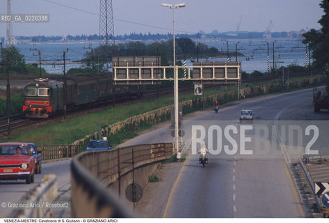 Localizzazione:..VENEZIA / MESTRE..Oggetto:..Soggetto:..CAVALCAVIA DI S. GIULIANO E VIA DELLA LIBERTA / TRENO AUTOMOBILI..Cronologia: ....Definizione Culturale:..   Autore: ....   Stile:..   Editori/Stampatori:..   Committenza:..Materia e Tecnica:..Collocazione:..Note:..CALLI CAMPI E PONTI..Riproduzione Fotografica:..Copyright:..Graziano Arici/Rosebud2 .Data:..1990..Costo:..A