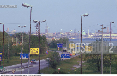 Localizzazione:..VENEZIA / MESTRE..Oggetto:..Soggetto:..VIA DELLA LIBERTA AI PILI / AUTOMOBILI..Cronologia: ....Definizione Culturale:..   Autore: ....   Stile:..   Editori/Stampatori:..   Committenza:..Materia e Tecnica:..Collocazione:..Note:..CALLI CAMPI E PONTI..Riproduzione Fotografica:..Copyright:..Graziano Arici/Rosebud2 .Data:..1990..Costo:..A
