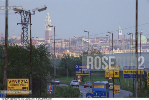 Localizzazione:..VENEZIA / MESTRE..Oggetto:..Soggetto:..VIA DELLA LIBERTA AI PILI / AUTOMOBILI..Cronologia: ....Definizione Culturale:..   Autore: ....   Stile:..   Editori/Stampatori:..   Committenza:..Materia e Tecnica:..Collocazione:..Note:..CALLI CAMPI E PONTI..Riproduzione Fotografica:..Copyright:..Graziano Arici/Rosebud2 .Data:..1985..Costo:..A