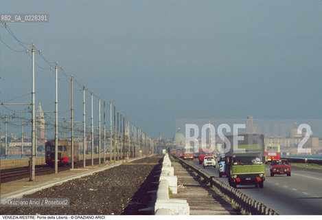 Localizzazione:..VENEZIA / MESTRE..Oggetto:..Soggetto:..PONTE DELLA LIBERTA / AUTOMOBILI TRENO..Cronologia: ....Definizione Culturale:..   Autore: ....   Stile:..   Editori/Stampatori:..   Committenza:..Materia e Tecnica:..Collocazione:..Note:..CALLI CAMPI E PONTI..Riproduzione Fotografica:..Copyright:..Graziano Arici/Rosebud2 .Data:..1985..Costo:..A