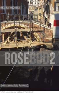 Localizzazione:..VENEZIA / S. MARCO..Oggetto:..Soggetto:..RIO DI S. LUCA / SCAVO DEI RII PULIZIA PONTE RESTAURO..Cronologia: ....Definizione Culturale:..   Autore:....   Stile:..   Editori/Stampatori:..   Committenza:..Materia e Tecnica:....Collocazione:..Note:..CALLI CAMPI E PONTI..Riproduzione Fotografica:..Copyright:..Graziano Arici/Rosebud2 .Data:..1996..Costo:..A