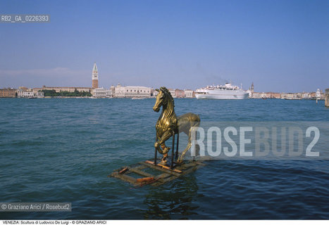 Localizzazione:..VENEZIA / ISOLA DELLA GIUDECCA..Oggetto:..Soggetto:..SCULTURA DI LUDOVICO DE LUIGI / CAVALLO BACINO SAN MARCO..Cronologia: ....Definizione Culturale:..   Autore: ....   Stile:..   Editori/Stampatori:..   Committenza:..Materia e Tecnica:..Collocazione:..Note:..CALLI CAMPI E PONTI..Riproduzione Fotografica:..Copyright:..Graziano Arici/Rosebud2 .Data:..1995..Costo:..A