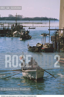 Localizzazione:..VENEZIA / ISOLA DELLA GIUDECCA..Oggetto:..Soggetto:..RIO DEL PONTE LUNGO..Cronologia: ....Definizione Culturale:..   Autore:....   Stile:..   Editori/Stampatori:..   Committenza:..Materia e Tecnica:....Collocazione:..Note:..CALLI CAMPI E PONTI..Riproduzione Fotografica:..Copyright:..Graziano Arici/Rosebud2 .Data:..1990..Costo:..A