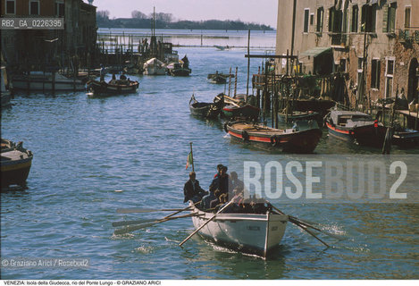 Localizzazione:..VENEZIA / ISOLA DELLA GIUDECCA..Oggetto:..Soggetto:..RIO DEL PONTE LUNGO..Cronologia: ....Definizione Culturale:..   Autore:....   Stile:..   Editori/Stampatori:..   Committenza:..Materia e Tecnica:....Collocazione:..Note:..CALLI CAMPI E PONTI..Riproduzione Fotografica:..Copyright:..Graziano Arici/Rosebud2 .Data:..1990..Costo:..A