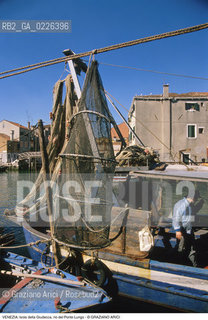 Localizzazione:..VENEZIA / ISOLA DELLA GIUDECCA..Oggetto:..Soggetto:..RIO DEL PONTE LUNGO / RETI DA PESCA..Cronologia: ....Definizione Culturale:..   Autore:....   Stile:..   Editori/Stampatori:..   Committenza:..Materia e Tecnica:....Collocazione:..Note:..CALLI CAMPI E PONTI..Riproduzione Fotografica:..Copyright:..Graziano Arici/Rosebud2 .Data:..1990..Costo:..A