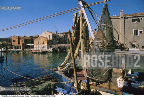Localizzazione:..VENEZIA / ISOLA DELLA GIUDECCA..Oggetto:..Soggetto:..RIO DEL PONTE LUNGO / RETI DA PESCA..Cronologia: ....Definizione Culturale:..   Autore:....   Stile:..   Editori/Stampatori:..   Committenza:..Materia e Tecnica:....Collocazione:..Note:..CALLI CAMPI E PONTI..Riproduzione Fotografica:..Copyright:..Graziano Arici/Rosebud2 .Data:..1990..Costo:..A