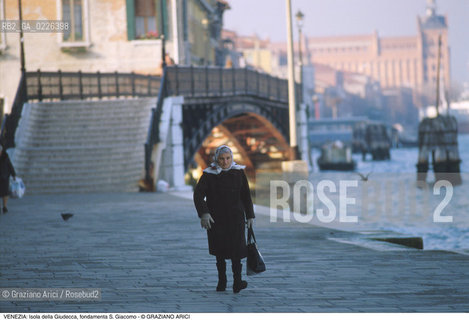 Localizzazione:..VENEZIA / ISOLA DELLA GIUDECCA..Oggetto:..Soggetto:..FONDAMENTA S. GIACOMO E PONTE LUNGO / ANZIANA..Cronologia: ....Definizione Culturale:..   Autore:....   Stile:..   Editori/Stampatori:..   Committenza:..Materia e Tecnica:....Collocazione:..Note:..CALLI CAMPI E PONTI..Riproduzione Fotografica:..Copyright:..Graziano Arici/Rosebud2 .Data:..1985..Costo:..A