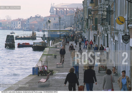 Localizzazione:..VENEZIA / ISOLA DELLA GIUDECCA..Oggetto:..Soggetto:..FONDAMENTA DEL PONTE LUNGO..Cronologia: ....Definizione Culturale:..   Autore:....   Stile:..   Editori/Stampatori:..   Committenza:..Materia e Tecnica:....Collocazione:..Note:..CALLI CAMPI E PONTI..Riproduzione Fotografica:..Copyright:..Graziano Arici/Rosebud2 .Data:..1985..Costo:..A