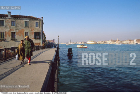 Localizzazione:..VENEZIA / ISOLA DELLA GIUDECCA..Oggetto:..Soggetto:..PONTE LUNGO E CANALE DELLA GIUDECCA..Cronologia: ....Definizione Culturale:..   Autore:....   Stile:..   Editori/Stampatori:..   Committenza:..Materia e Tecnica:....Collocazione:..Note:..CALLI CAMPI E PONTI..Riproduzione Fotografica:..Copyright:..Graziano Arici/Rosebud2 .Data:..1985..Costo:..A
