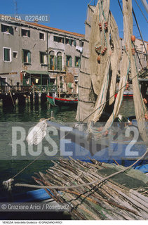 Localizzazione:..VENEZIA / ISOLA DELLA GIUDECCA..Oggetto:..Soggetto:..RIO DEL PONTE LUNGO / RETI DA PESCA..Cronologia: ....Definizione Culturale:..   Autore:....   Stile:..   Editori/Stampatori:..   Committenza:..Materia e Tecnica:....Collocazione:..Note:..CALLI CAMPI E PONTI..Riproduzione Fotografica:..Copyright:..Graziano Arici/Rosebud2 .Data:..1985..Costo:..A