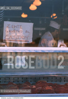 Localizzazione:..VENEZIA / S. MARCO..Oggetto:..Soggetto:..MACELLAIO SUL PONTE DI S. ANTONIO..Cronologia: ....Definizione Culturale:..   Autore:....   Stile:..   Editori/Stampatori:..   Committenza:..Materia e Tecnica:..Collocazione:..Note:..CALLI CAMPI E PONTI..Riproduzione Fotografica:..Copyright:..Graziano Arici/Rosebud2 .Data:..1990..Costo:..A