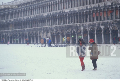 Localizzazione:..VENEZIA / S. MARCO..Oggetto:..Soggetto:..NEVE IN PIAZZA SAN MARCO..Cronologia: ....Definizione Culturale:..   Autore:....   Stile:..   Editori/Stampatori:..   Committenza:..Materia e Tecnica:....Collocazione:..Note:..INVERNO..Riproduzione Fotografica:..Copyright:..Graziano Arici/Rosebud2 .Data:..1990..Costo:..A