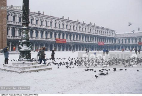 Localizzazione:..VENEZIA / S. MARCO..Oggetto:..Soggetto:..NEVE IN PIAZZA SAN MARCO..Cronologia: ....Definizione Culturale:..   Autore:....   Stile:..   Editori/Stampatori:..   Committenza:..Materia e Tecnica:....Collocazione:..Note:..INVERNO..Riproduzione Fotografica:..Copyright:..Graziano Arici/Rosebud2 .Data:..1985..Costo:..A