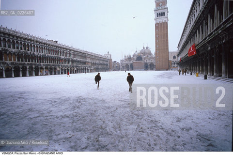 Localizzazione:..VENEZIA / S. MARCO..Oggetto:..Soggetto:..NEVE IN PIAZZA SAN MARCO / BASILICA..Cronologia: ....Definizione Culturale:..   Autore:....   Stile:..   Editori/Stampatori:..   Committenza:..Materia e Tecnica:....Collocazione:..Note:..INVERNO..Riproduzione Fotografica:..Copyright:..Graziano Arici/Rosebud2 .Data:..1985..Costo:..A