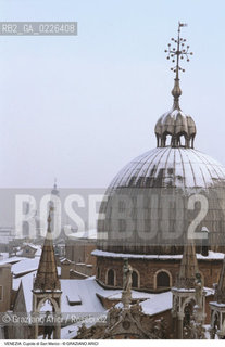 Localizzazione:..VENEZIA / S. MARCO..Oggetto:..Soggetto:..NEVE SULLE CUPOLE DELLA BASILICA DI SAN MARCO..Cronologia: ....Definizione Culturale:..   Autore:....   Stile:..   Editori/Stampatori:..   Committenza:..Materia e Tecnica:....Collocazione:..Note:..INVERNO..Riproduzione Fotografica:..Copyright:..Graziano Arici/Rosebud2 .Data:..1985..Costo:..A
