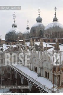 Localizzazione:..VENEZIA / S. MARCO..Oggetto:..Soggetto:..NEVE E BASILICA DI SAN MARCO..Cronologia: ....Definizione Culturale:..   Autore:....   Stile:..   Editori/Stampatori:..   Committenza:..Materia e Tecnica:....Collocazione:..Note:..INVERNO..Riproduzione Fotografica:..Copyright:..Graziano Arici/Rosebud2 .Data:..1985..Costo:..A