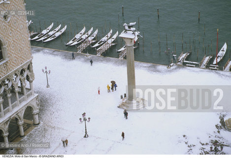 Localizzazione:..VENEZIA / S. MARCO..Oggetto:..Soggetto:..MOLO DI SAN MARCO PIAZZETTA LEONE NEVE..Cronologia: ....Definizione Culturale:..   Autore:....   Stile:..   Editori/Stampatori:..   Committenza:..Materia e Tecnica:....Collocazione:..Note:..INVERNO..Riproduzione Fotografica:..Copyright:..Graziano Arici/Rosebud2 .Data:..1992..Costo:..A
