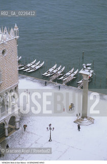 Localizzazione:..VENEZIA / S. MARCO..Oggetto:..Soggetto:..MOLO DI SAN MARCO PIAZZETTA LEONE NEVE..Cronologia: ....Definizione Culturale:..   Autore:....   Stile:..   Editori/Stampatori:..   Committenza:..Materia e Tecnica:....Collocazione:..Note:..INVERNO..Riproduzione Fotografica:..Copyright:..Graziano Arici/Rosebud2 .Data:..1992..Costo:..A