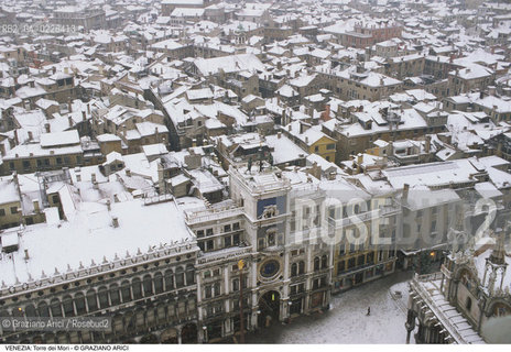 Localizzazione:..VENEZIA / S. MARCO..Oggetto:..Soggetto:..TORRE DELL OROLOGIO MORI NEVE..Cronologia: ....Definizione Culturale:..   Autore:....   Stile:..   Editori/Stampatori:..   Committenza:..Materia e Tecnica:....Collocazione:..Note:..INVERNO..Riproduzione Fotografica:..Copyright:..Graziano Arici/Rosebud2 .Data:..1992..Costo:..A
