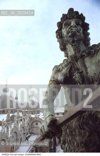 Localizzazione:..VENEZIA / S. MARCO..Oggetto:..Soggetto:..TORRE DELL OROLOGIO / MORI NEVE..Cronologia: ..XV SECOLO..Definizione Culturale:..   Autore: ..AMBROGIO DELLE ANCORE..PAOLO SAVIN..   Stile:..   Editori/Stampatori:..   Committenza:..Materia e Tecnica:..BRONZO..Collocazione:..Note:..INVERNO..Riproduzione Fotografica:..Copyright:..Graziano Arici/Rosebud2 .Data:..1992..Costo:..A