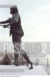 Localizzazione:..VENEZIA / S. MARCO..Oggetto:..Soggetto:..TORRE DELL OROLOGIO / MORI NEVE..Cronologia: ..XV SECOLO..Definizione Culturale:..   Autore: ..AMBROGIO DELLE ANCORE..PAOLO SAVIN..   Stile:..   Editori/Stampatori:..   Committenza:..Materia e Tecnica:..BRONZO..Collocazione:..Note:..INVERNO..Riproduzione Fotografica:..Copyright:..Graziano Arici/Rosebud2 .Data:..1992..Costo:..A