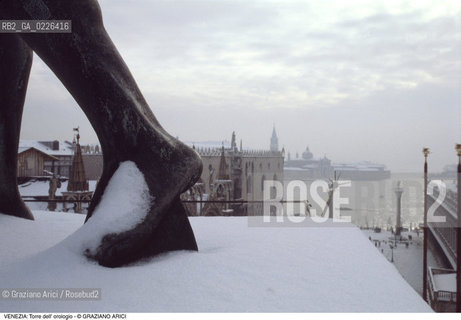 Localizzazione:..VENEZIA / S. MARCO..Oggetto:..Soggetto:..TORRE DELL OROLOGIO / MORI NEVE S. GIORGIO..Cronologia: ....Definizione Culturale:..   Autore: ....   Stile:..   Editori/Stampatori:..   Committenza:..Materia e Tecnica:....Collocazione:..Note:..INVERNO..Riproduzione Fotografica:..Copyright:..Graziano Arici/Rosebud2 .Data:..1992..Costo:..A