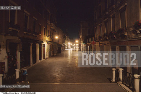 Localizzazione:..VENEZIA / CANNAREGIO..Oggetto:..Soggetto:..STRADA NUOVA / NOTTURNO..Cronologia:..XIX SECOLO ..Definizione Culturale:..   Autore: ..   Stile: ..   Editori/Stampatori:..   Committenza:..Materia e Tecnica:..Collocazione:..Note:..CALLI CAMPI E PONTI..Riproduzione Fotografica:..Copyright:..Graziano Arici/Rosebud2 .Data:..1996..Costo:..A