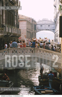 Localizzazione:..VENEZIA / S. MARCO..Oggetto:..Soggetto:..RIO DI PALAZZO E PONTE DEI SOSPIRI / TURISTI..Cronologia: ....Definizione Culturale:..   Autore:....   Stile:..   Editori/Stampatori:..   Committenza:..Materia e Tecnica:....Collocazione:..Note:..CALLI CAMPI E PONTI..Riproduzione Fotografica:..Copyright:..Graziano Arici/Rosebud2 .Data:..1990..Costo:..A