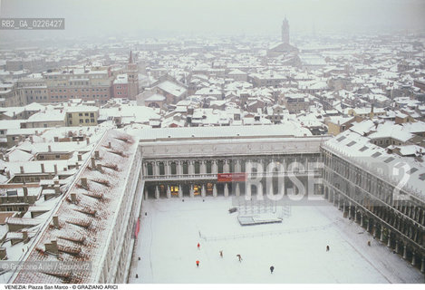 Localizzazione:..VENEZIA / S. MARCO..Oggetto:..Soggetto:..PIAZZA SAN MARCO NEVE..Cronologia: ....Definizione Culturale:..   Autore:....   Stile:..   Editori/Stampatori:..   Committenza:..Materia e Tecnica:....Collocazione:..Note:..INVERNO..Riproduzione Fotografica:..Copyright:..Graziano Arici/Rosebud2 .Data:..1992..Costo:..A