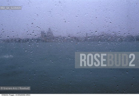 Localizzazione:..VENEZIA / DORSODURO..Oggetto:..Soggetto:..PIOGGIA SALUTE..Cronologia: ....Definizione Culturale:..   Autore:....   Stile:..   Editori/Stampatori:..   Committenza:..Materia e Tecnica:....Collocazione:..Note:..INVERNO..Riproduzione Fotografica:..Copyright:..Graziano Arici/Rosebud2 .Data:..1992..Costo:..A