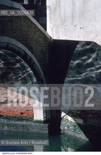 Localizzazione:..VENEZIA / S. MARCO..Oggetto:..Soggetto:..PONTE ..Cronologia: ....Definizione Culturale:..   Autore:....   Stile:..   Editori/Stampatori:..   Committenza:..Materia e Tecnica:..Collocazione:..Note:..CALLI CAMPI E PONTI..Riproduzione Fotografica:..Copyright:..Graziano Arici/Rosebud2 .Data:..1990..Costo:..A