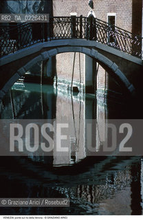 Localizzazione:..VENEZIA / S. MARCO..Oggetto:..Soggetto:..PONTE SUL RIO DELLA VERONA..Cronologia: ....Definizione Culturale:..   Autore:....   Stile:..   Editori/Stampatori:..   Committenza:..Materia e Tecnica:..Collocazione:..Note:..CALLI CAMPI E PONTI..Riproduzione Fotografica:..Copyright:..Graziano Arici/Rosebud2 .Data:..1990..Costo:..A