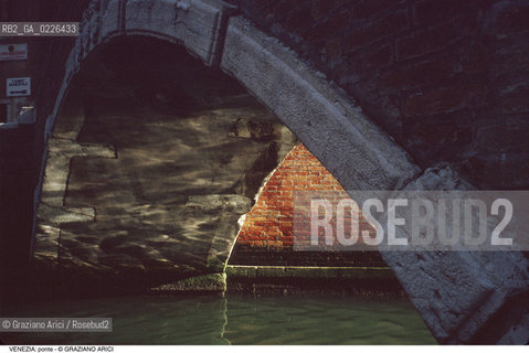 Localizzazione:..VENEZIA / CANNAREGIO..Oggetto:..Soggetto:..PONTE A S. MARCUOLA..Cronologia: ....Definizione Culturale:..   Autore:....   Stile:..   Editori/Stampatori:..   Committenza:..Materia e Tecnica:..Collocazione:..Note:..CALLI CAMPI E PONTI..Riproduzione Fotografica:..Copyright:..Graziano Arici/Rosebud2 .Data:..1990..Costo:..A