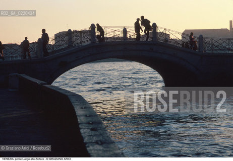 Localizzazione:..VENEZIA / DORSODURO..Oggetto:..Soggetto:..PONTE LUNGO ALLE ZATTERE..Cronologia: ....Definizione Culturale:..   Autore:....   Stile:..   Editori/Stampatori:..   Committenza:..Materia e Tecnica:..Collocazione:..Note:..CALLI CAMPI E PONTI..Riproduzione Fotografica:..Copyright:..Graziano Arici/Rosebud2 .Data:..1990..Costo:..A