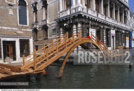 Localizzazione:..VENEZIA / DORSODURO..Oggetto:..Soggetto:..COSTRUZIONE DEL PONTE DI ACCESSO A CA REZZONICO..Cronologia: ....Definizione Culturale:..   Autore:....   Stile:..   Editori/Stampatori:..   Committenza:..Materia e Tecnica:..Collocazione:..Note:..CALLI CAMPI E PONTI..Riproduzione Fotografica:..Copyright:..Graziano Arici/Rosebud2 .Data:..1995..Costo:..A