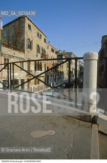 Localizzazione:..VENEZIA / DORSODURO..Oggetto:..Soggetto:..RIO DI S. BARNABA E PONTE DEI PUGNI..Cronologia: ....Definizione Culturale:..   Autore:....   Stile:..   Editori/Stampatori:..   Committenza:..Materia e Tecnica:....Collocazione:..Note:..CALLI CAMPI E PONTI..Riproduzione Fotografica:..Copyright:..Graziano Arici/Rosebud2 .Data:..1995..Costo:..A