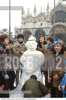 Localizzazione:..VENEZIA / S. MARCO..Oggetto:..Soggetto:..PUPAZZO DI NEVE IN PIAZZA SAN MARCO..Cronologia: ....Definizione Culturale:..   Autore: ....   Stile:..   Editori/Stampatori:..   Committenza:..Materia e Tecnica:....Collocazione:..Note:..INVERNO..Riproduzione Fotografica:..Copyright:..Graziano Arici/Rosebud2 .Data:..1992..Costo:..A
