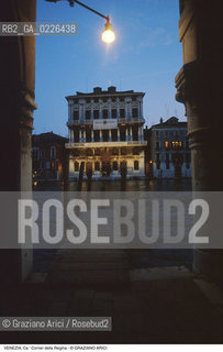 Localizzazione:..VENEZIA / S. CROCE..Oggetto:..Soggetto:..CA CORNER DELLA REGINA / BIENNALE ARCHIVIO STORICO DELLE ARTI CONTEMPORANEEE ASAC / NOTTURNO..Cronologia: ..XVIII SECOLO..Definizione Culturale:..   Autore: DOMENICO ROSSI..   Stile: ..   Editori/Stampatori:..   Committenza:..Materia e Tecnica:..Collocazione:..Note:..CALLI CAMPI E PONTI..Riproduzione Fotografica:..Copyright:..Graziano Arici/Rosebud2 .Data:..1990..Costo:..A