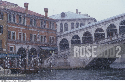 Localizzazione:..VENEZIA / S. POLO..Oggetto:..Soggetto:..NEVE E PONTE DI RIALTO..Cronologia: ....Definizione Culturale:..   Autore:....   Stile:..   Editori/Stampatori:..   Committenza:..Materia e Tecnica:....Collocazione:..Note:..INVERNO..Riproduzione Fotografica:..Copyright:..Graziano Arici/Rosebud2 .Data:..1992..Costo:..A